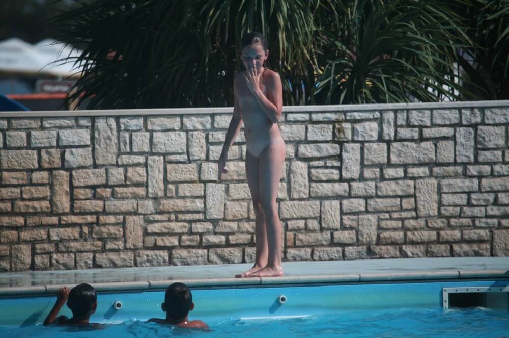 [NWoDL] Naturist Pool-Side Singles photos