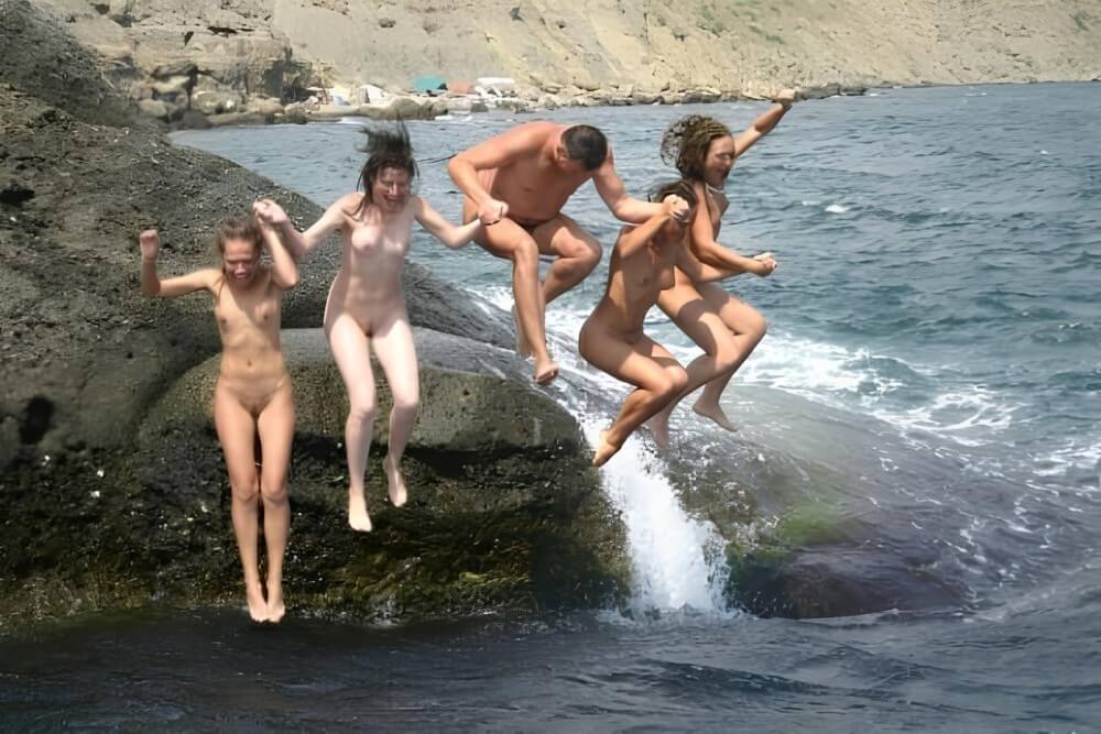 [NWoDL] Mens and girls nudists on a beach