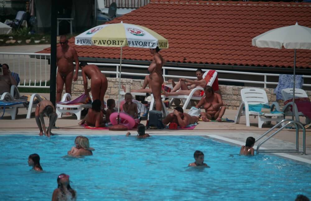 [NWoDL] Naturist Pool Observation pics