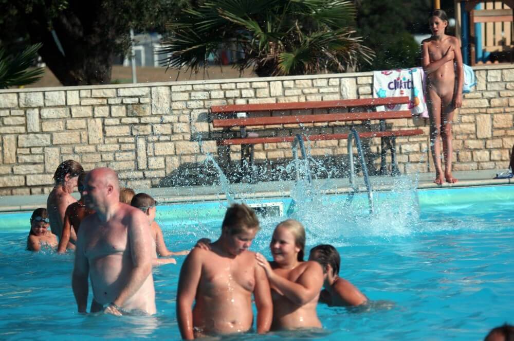 [NWoDL] Naturist Pool Girls Profile pics