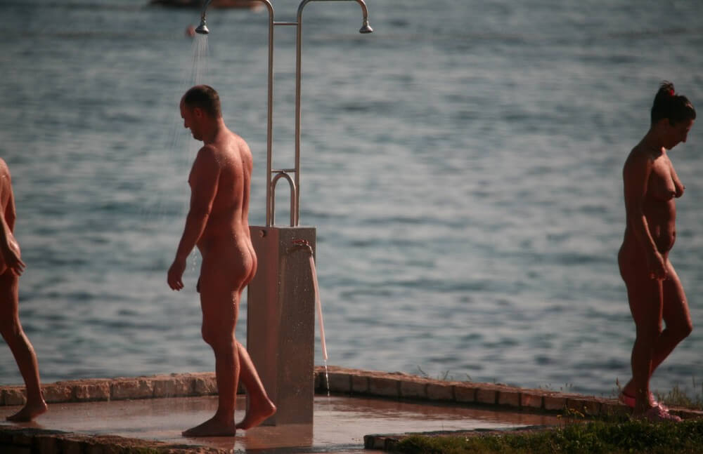 [NWoDL] Naturist Shower at Dusk pics