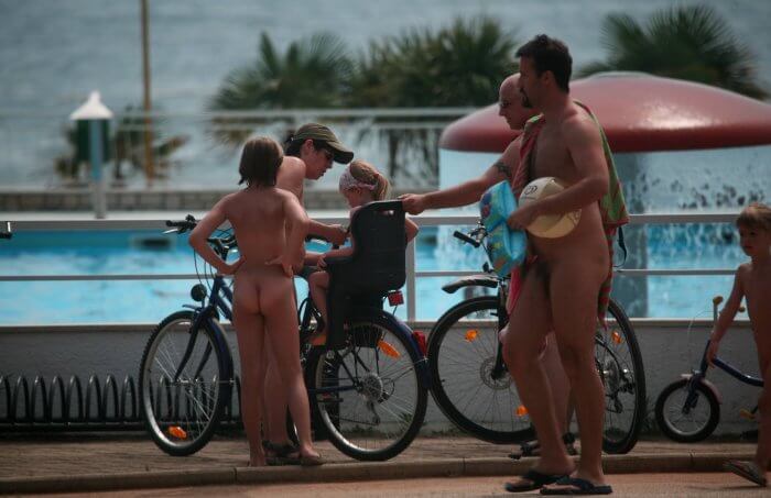 [NWoDL] Freedom on two wheels: how cycling and hiking enrich the lives of nudists