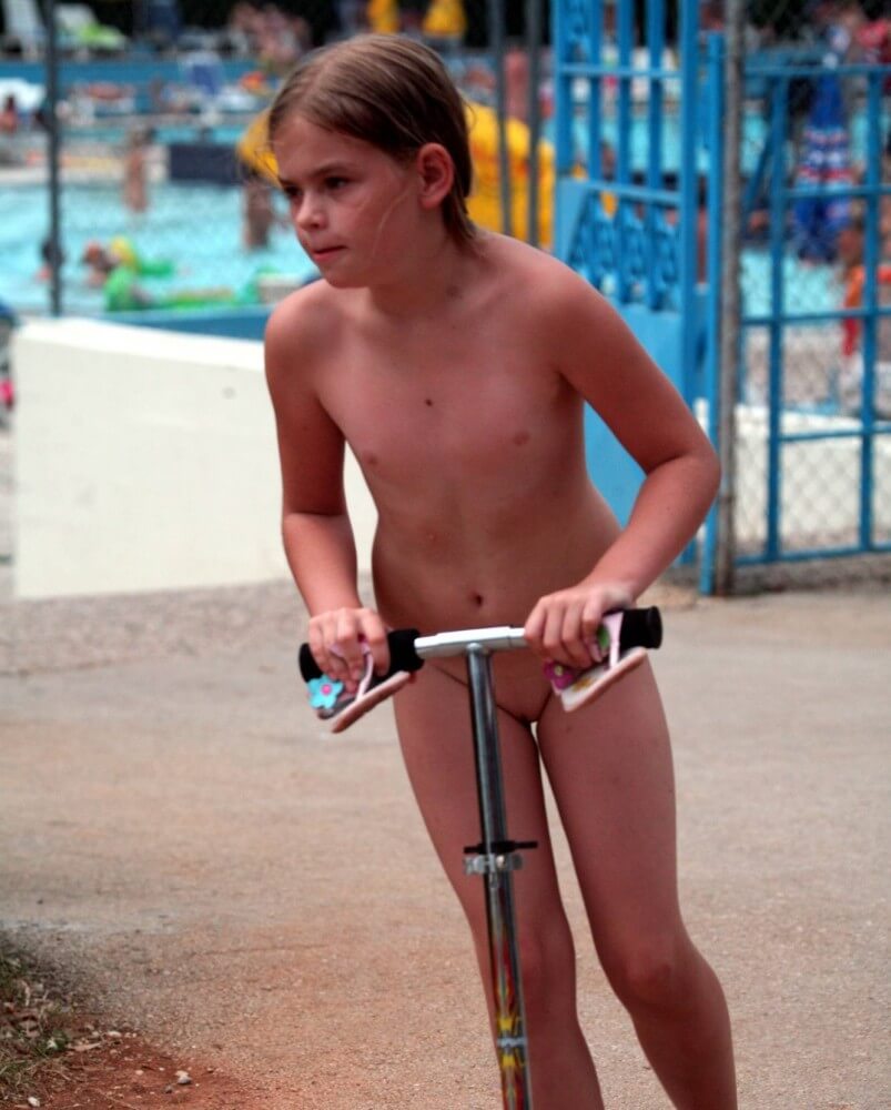[NWoDL] Pool-Side Naturist Scooter pics