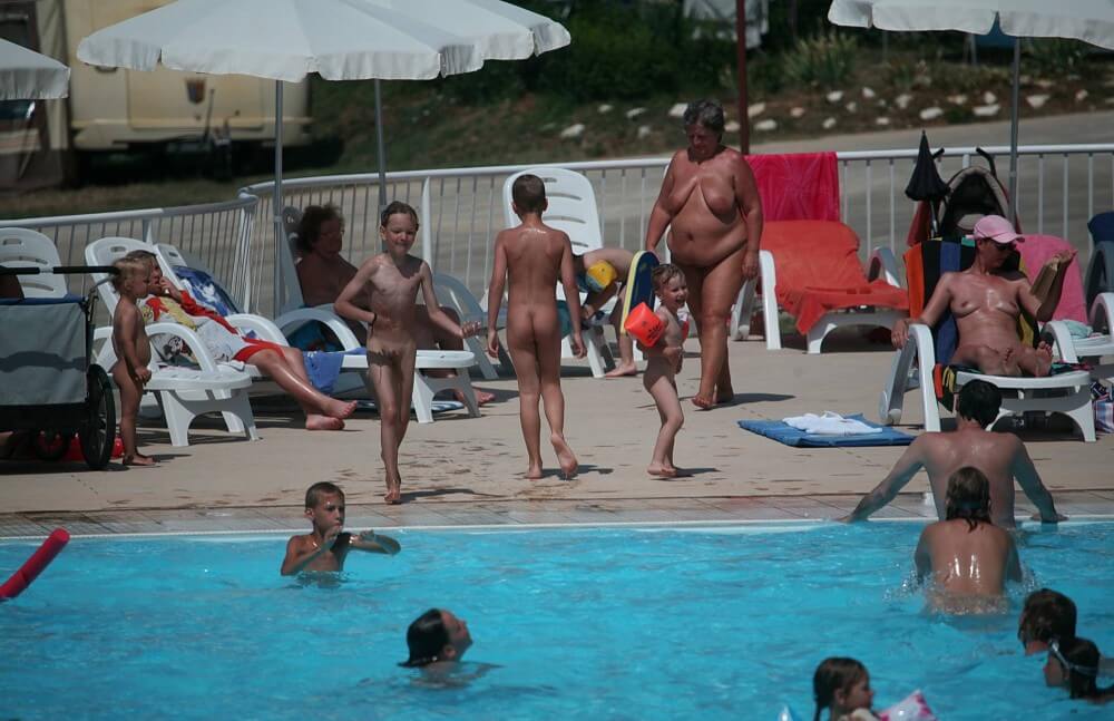 [NWoDL] Naturist Afternoon Pool Games pics