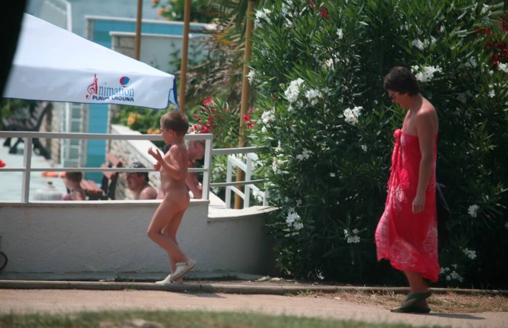 [NWoDL] Naturist Pool Walkaround pics