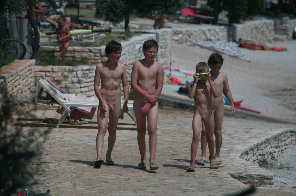 [NWoDL] Shore walking nude