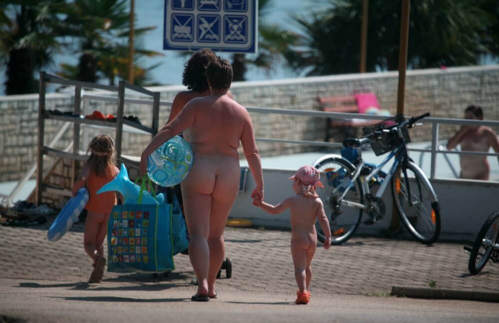 [NWoDL] Pool Outskirt Nude Guests pics