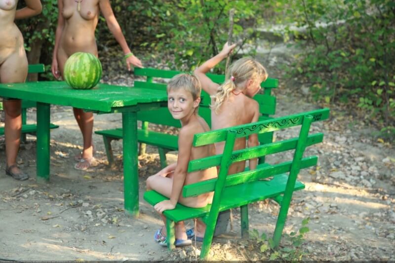 [NWoDL] Naturists green picnic photos