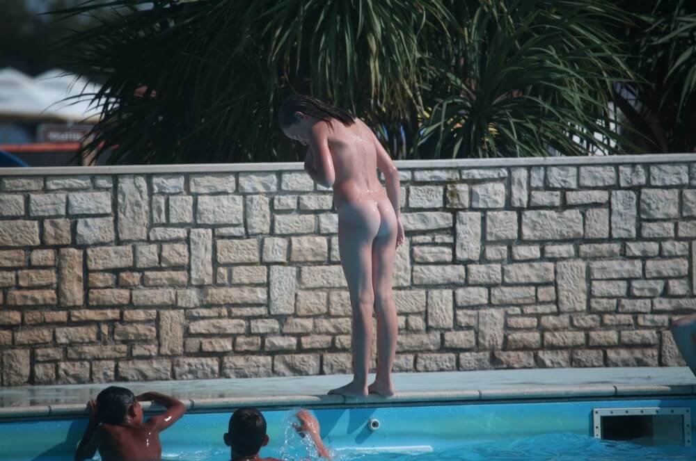 [NWoDL] Naturist Pool-Side Singles pics