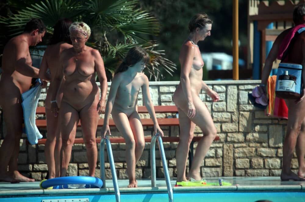[NWoDL] Naturist Pool Cleaning-Up pics
