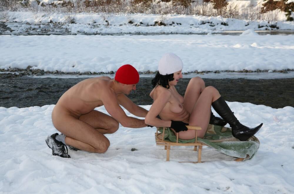 [NWoDL] Naturist Girl Snow Day Couples Sled pics