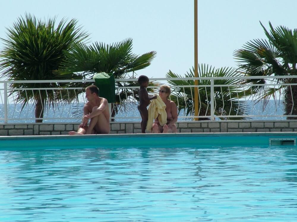 [NWoDL] Photo of naturists in an outdoor pool
