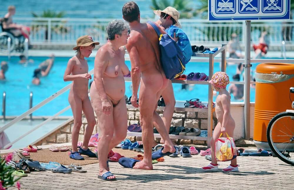 [NWoDL] Family Poolside Grouping pics