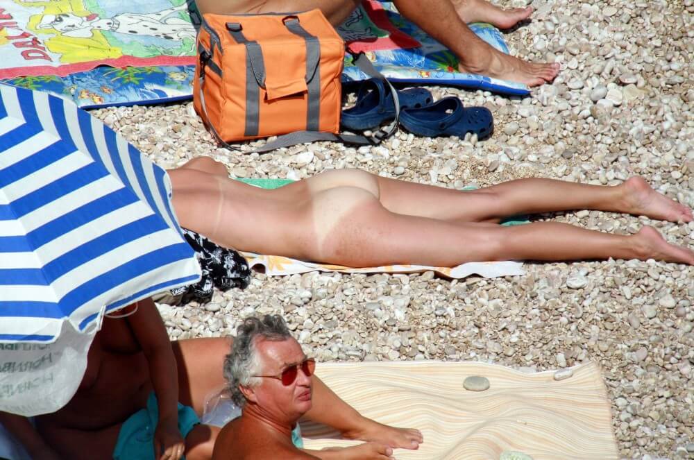 [NWoDL] Naturists Beach Relaxation pics