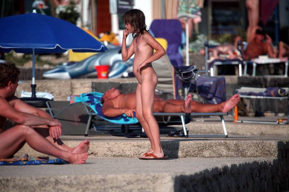 [NWoDL] Girl Walk to Nudist Shower pics
