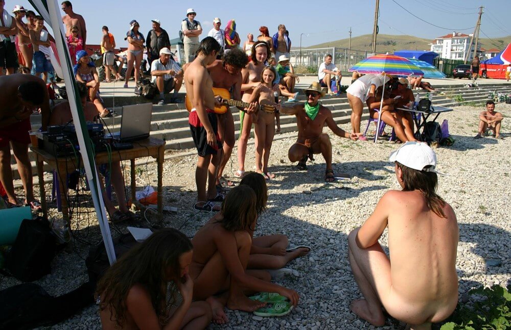 [NWoDL] Nude Party By The Steps pics