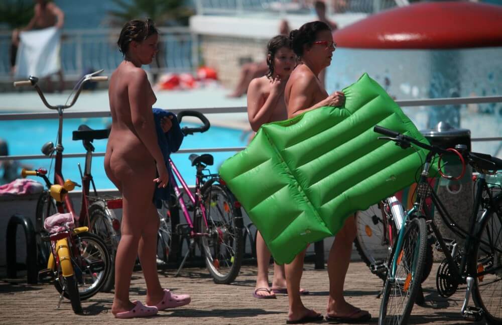 [NWoDL] Outdoor Pool Sideliners pics