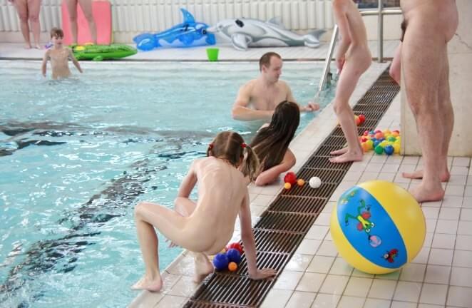 [NWoDL] Nude family in the pool photos